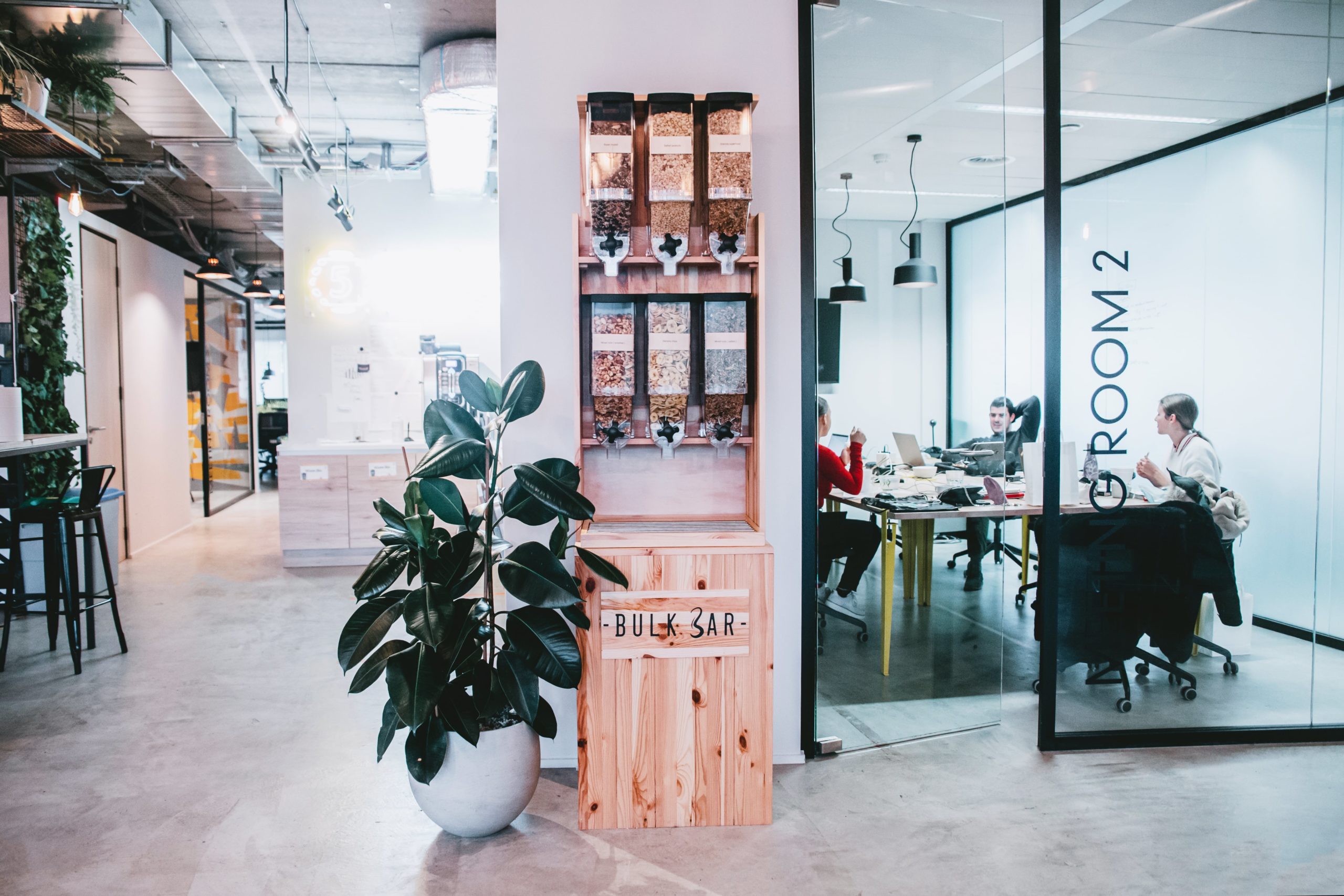 Distributeur de fruits secs dans un espace de bureau