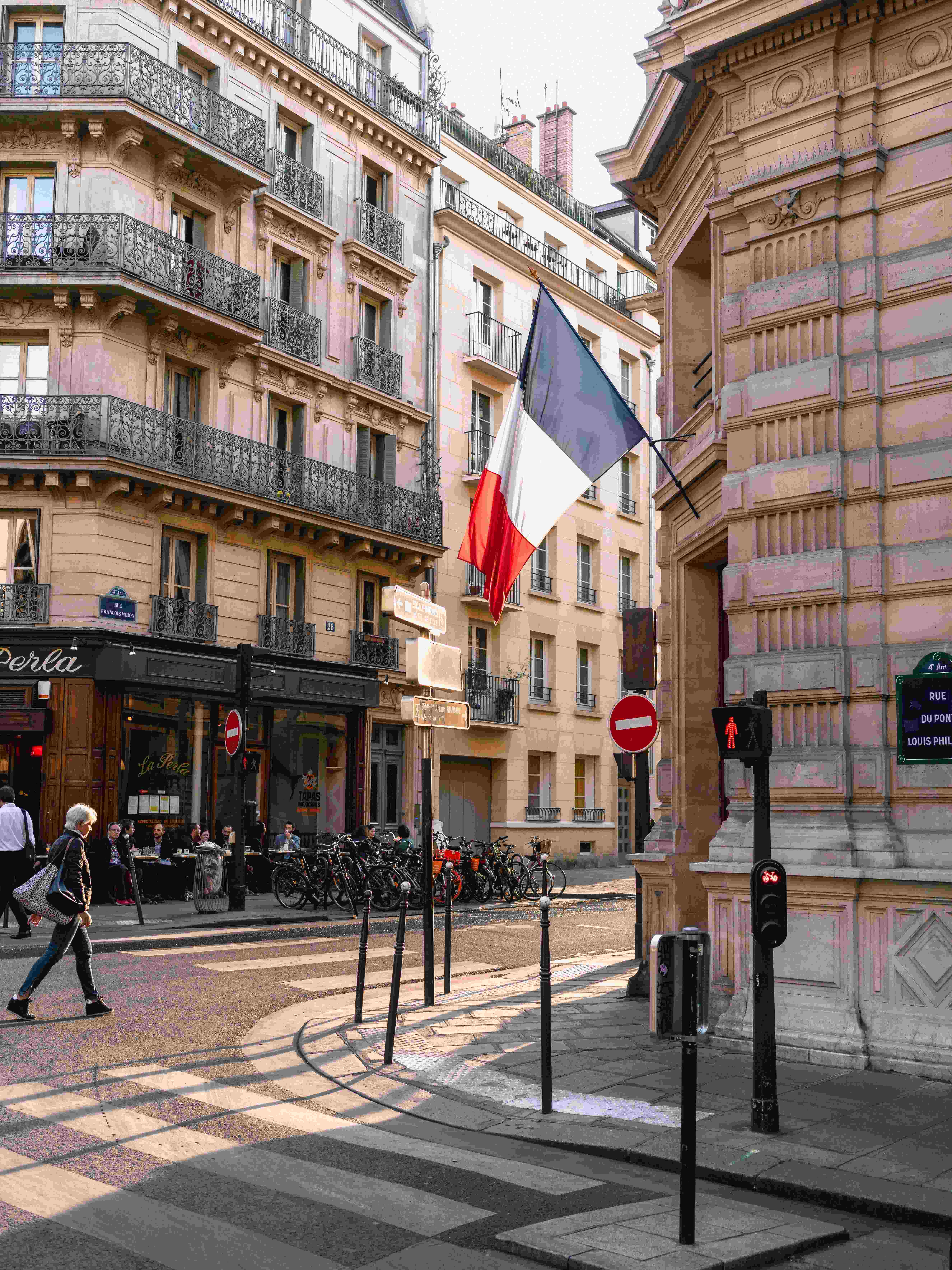 Tendances teletravail Paris - Rue parisienne drapeau francais - telewerken parijs