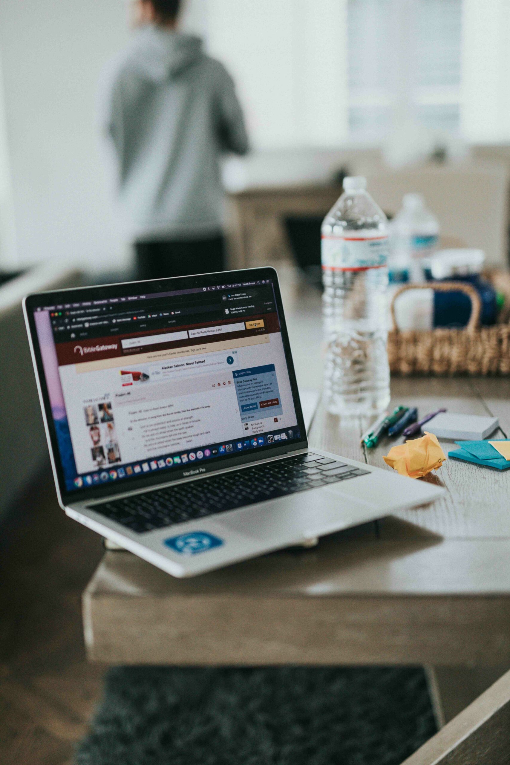 Teletravail Paris - Laptop sur table basse