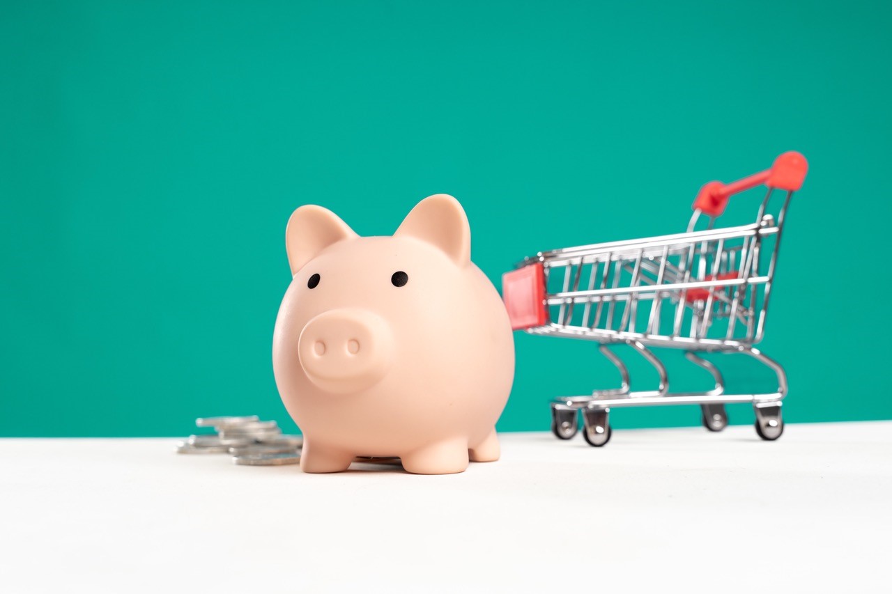 Tirelire et caddie supermarché, illustration économies