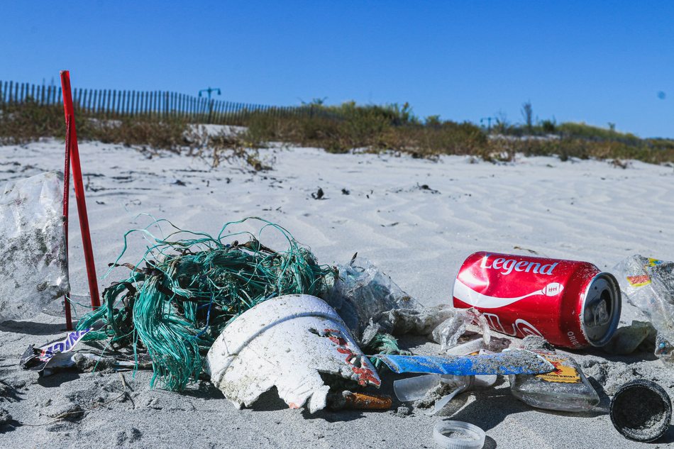 Distributeurs automatiques - pollution sur plage