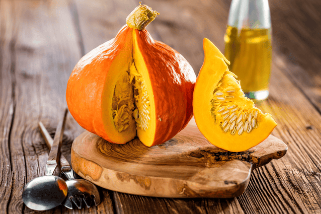 Gros plan sur une courge coupée avec ses graines, illustration pour collation saine