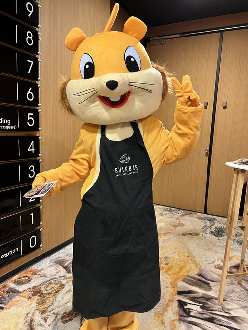 activation de marque - mascotte ecureuil distribuant des echantillons de fruits secs