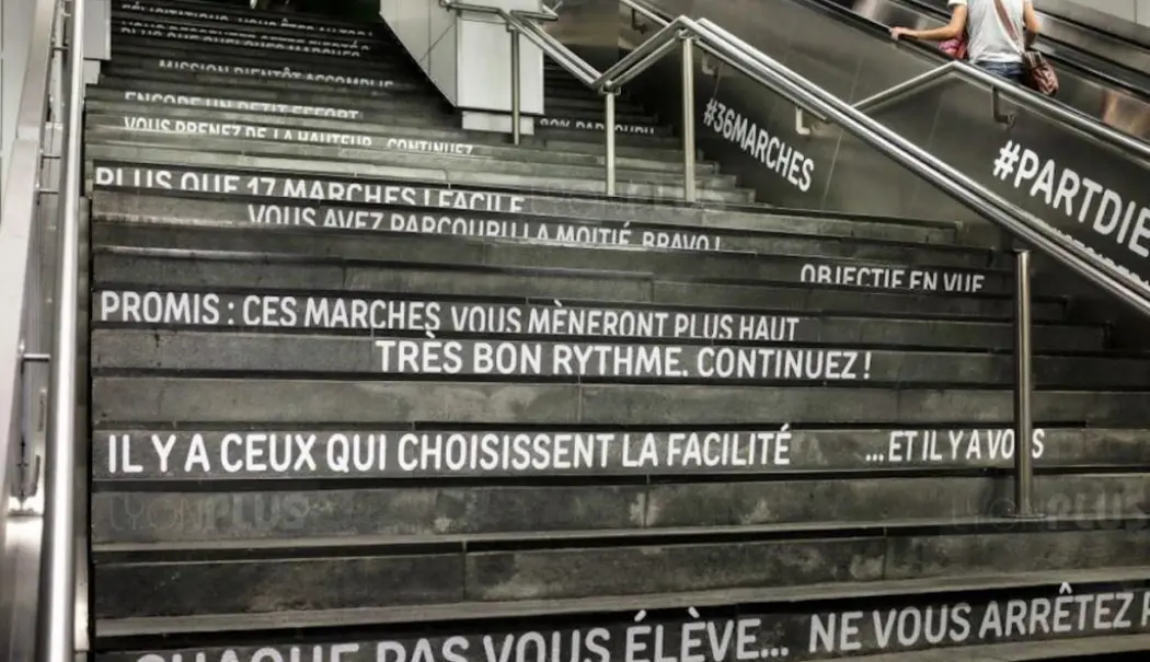 escalier public avec des messages d'encouragement sur chaque marche