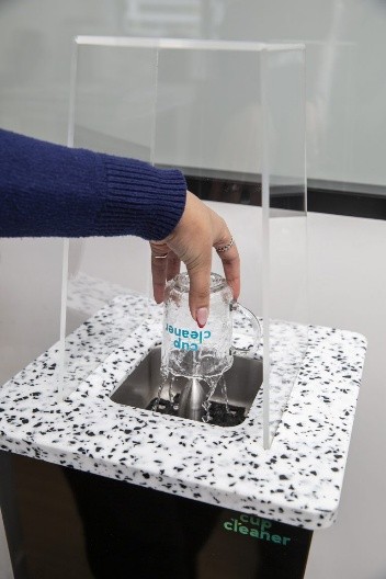 Cup Cleaner - illustration d'utilisation d'une borne de rinçage sans contact pour entreprises