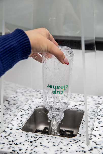 cup cleaner - borne de nettoyage pour tasses au bureau - démo avec gourde