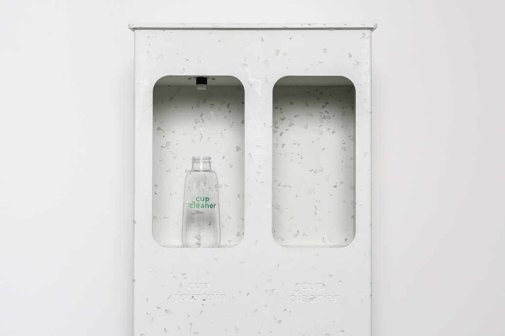 cup cleaner duo - fontaine a eau et station de nettoyage de tasses pour le bureau - gros plan avec gourde