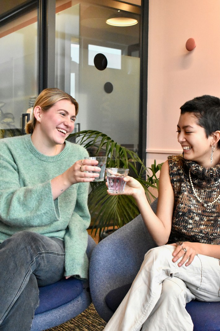 boissons durables au bureau - deux collègues de bureau buvant une boisson saine dans un verre