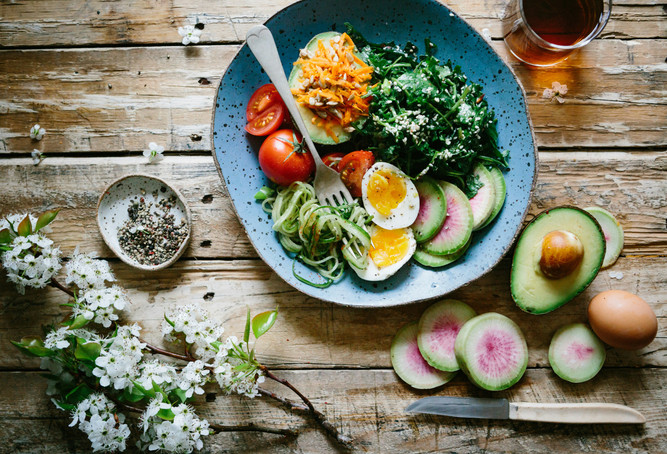 Jeune intermittent au travail - Bol avec avocat, tomates, œuf et radis