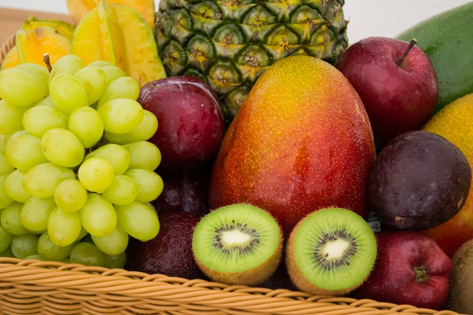 Fruits frais au bureau - Corbeille contenant des fruits frais