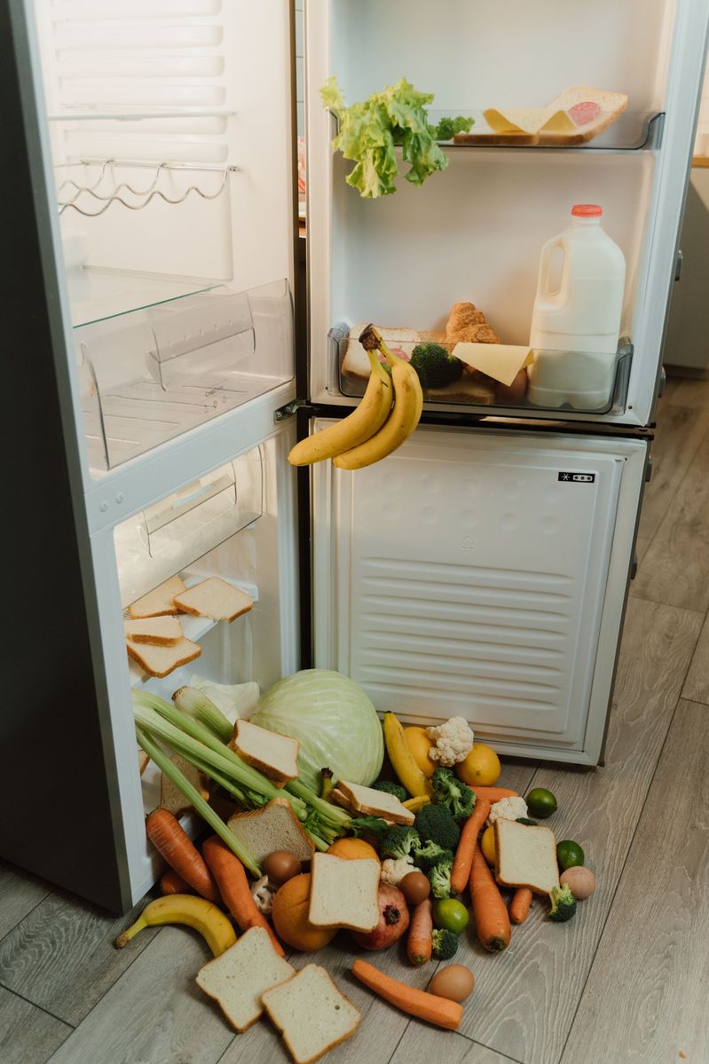 fruits frais au bureau - frigo ouvert avec surplus d'aliments